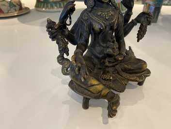 Een Nepalese massieve bronzen figuur van Vasudhara, 19e eeuw